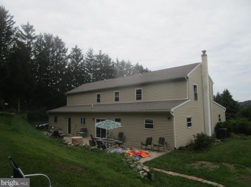 9748 Newtown Rd, Breinigsville, PA 18031-1807