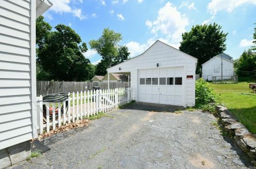 81 Brookfield St, Manchester, CT 06040-4214