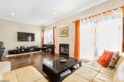 136 Springhill Dr, Greystone Park NJ  07950-1184 exterior