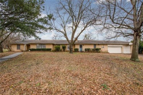 201 Couch St, Italy, TX 76651-3839