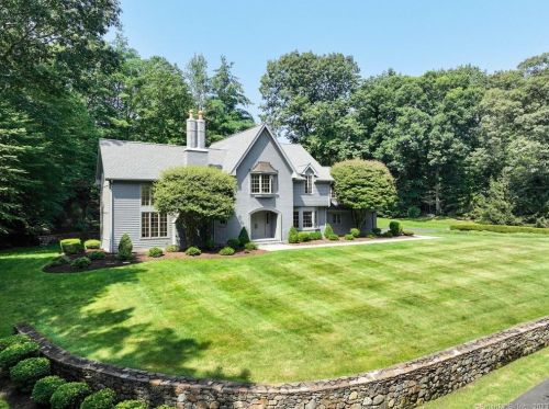 17 Beacon Hill Rd, Waterbury, CT 06762-1522