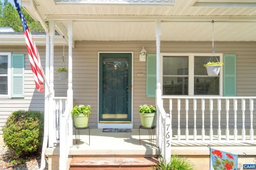 765 Jefferson Dr, Bybee, VA 22963-3216