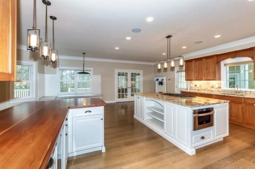 18 Heron Pond Rd, Essex CT  06426-1466 exterior