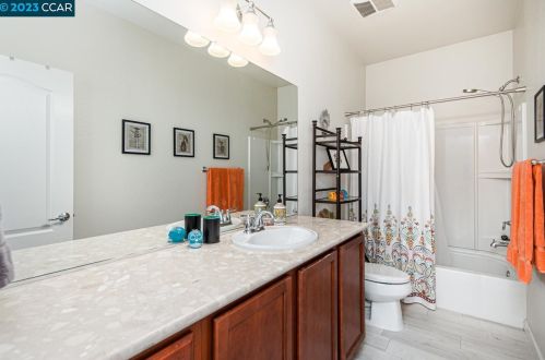 4086 Freesia Dr, Oakley CA  94561-1944 exterior