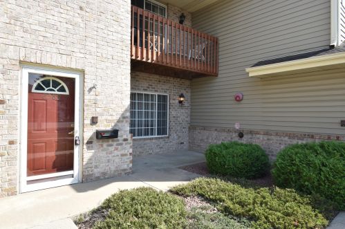 2289 Calhoun Rd, Waukesha, WI 53151-2219