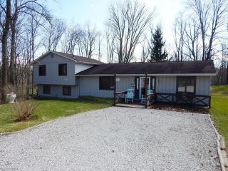 1350 Mattingly Rd, Hinckley, OH 44233-9448