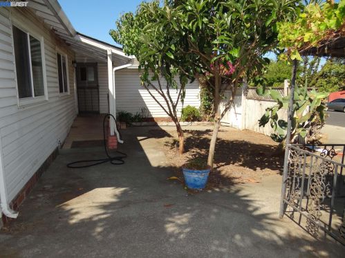 2709 Shamrock Dr, Richmond, CA 94806-1524