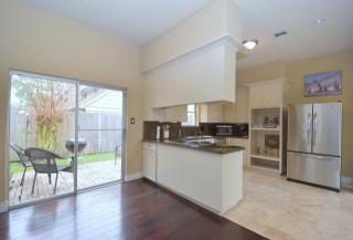 10115 Briar Forest Dr, Houston TX  77042-2417 exterior