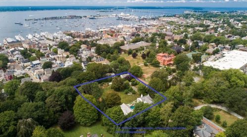 31 Bowery St, Middletown, RI 02840-3561