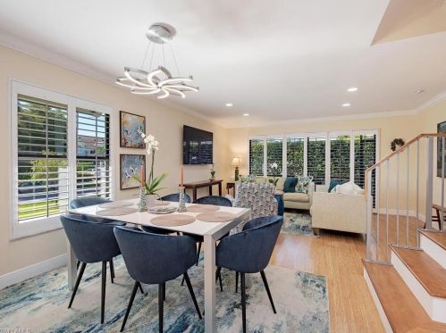 1090 6th St, Naples, FL 34102-7104