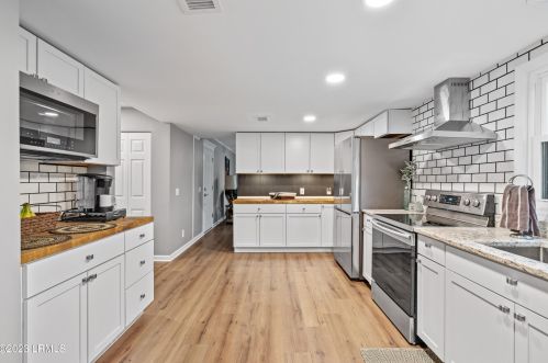 37 Royal Pines Blvd, Beaufort SC  29907-1921 exterior