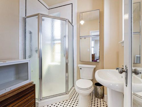 2 Bay St, Bronx, NY 10464-1317