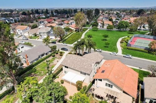 12 Christamon, Irvine CA 92620-1829 exterior