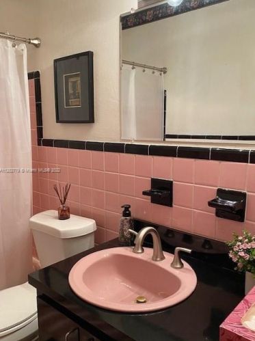 874 70th Pl, Hialeah FL  33014-5220 exterior