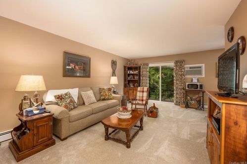 1705 Cherry Hill Dr, Poughkeepsie, NY 12603-1749