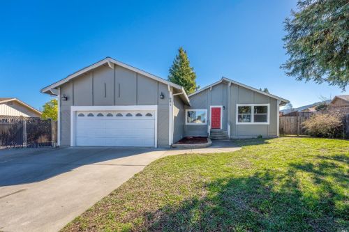 681 Empire Dr, Ukiah, CA 95482-7258