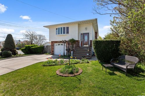 311 53rd St, North Lindenhurst, NY 11757-1616