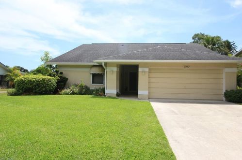 1300 Monarch Cir, Naples FL  34116-6607 exterior