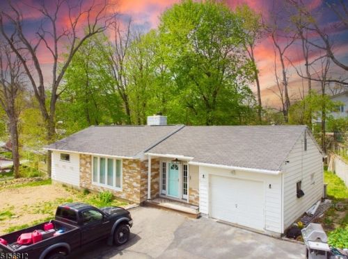 11 Mast Rd, Hopatcong, NJ 07843-1417