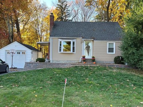 9 Memory Ln, Poughkeepsie, NY 12603-5231