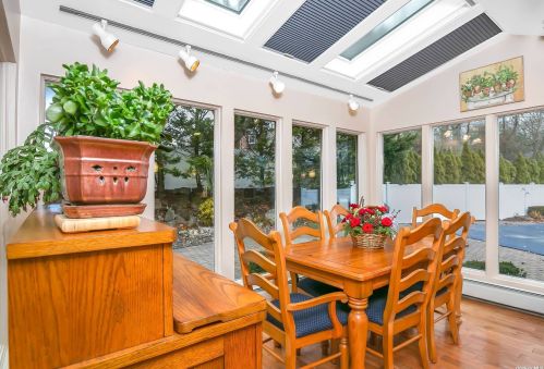 22 Stonywell Ct, Huntington Station NY  11746-5423 exterior