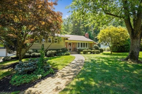 43 Summit Rd, Verona, NJ 07044-2609