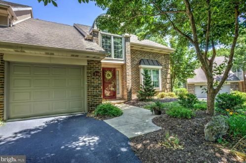 216 Willow Valley Dr, Lancaster, PA 17602-4735