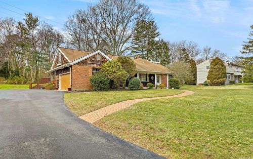 29 Grayon Dr, Huntington Station, NY 11746-5407