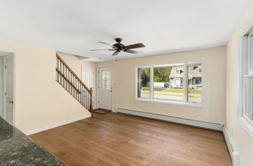 41 Skyline Lake Dr, Skyline Lakes, NJ 07456-1943