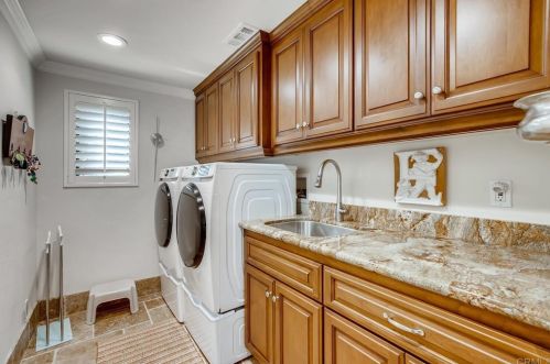 7535 Jerez Ct, Carlsbad CA  92009-7467 exterior