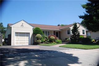 21 Pine St, Hicksville NY  11801-3211 exterior