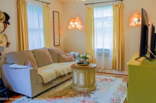6 Bay St, Monmouth Hills, NJ 07732-1802