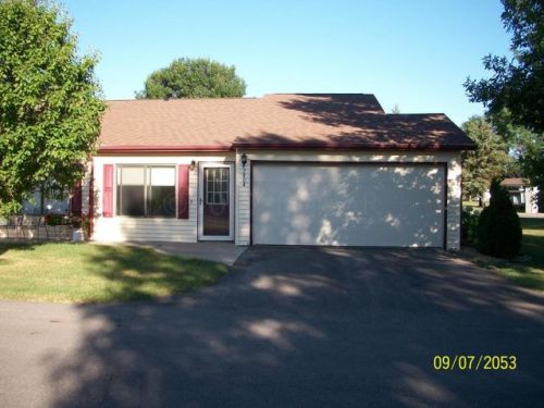 2804 32nd St, Moorhead, MN 56560-5402