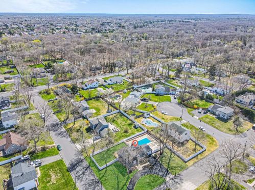 9 Hartwell Dr, Mount Sinai, NY 11766-2203