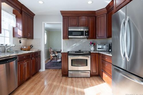 67 Southridge Dr, Waterbury, CT 06708-3328