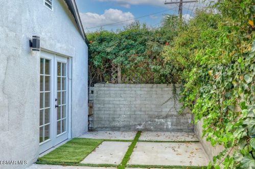 14363 Collins St, Van Nuys CA 91316-1030 exterior