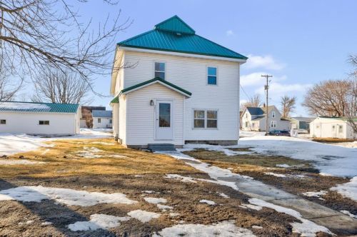 501 Hunt St, Lake Crystal, MN 56055-2079