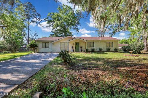 3018 Ratel Dr, Beaufort, SC 29902-5817
