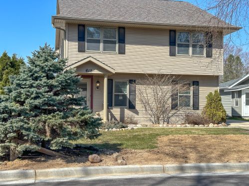 612 Harvard St, Oconomowoc, WI 53066-2948
