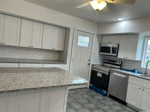 569 Everdell Ave, West Islip, NY 11795-4013