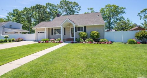 6 Stratford Pl, Babylon, NY 11703-3611