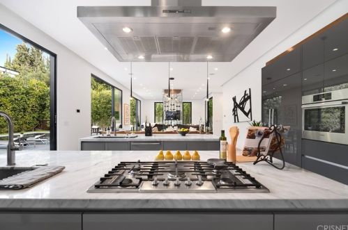 15245 Greenleaf St, Van Nuys CA 91403-4010 exterior