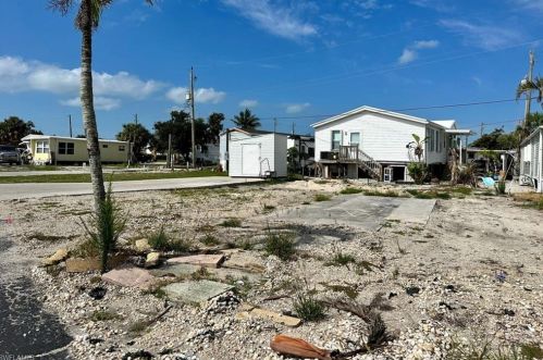 11 Helen Ln, Fort Myers Beach, FL 33931-2940