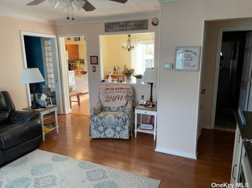 406 Old Farmingdale Rd, Babylon NY  11704-6424 exterior