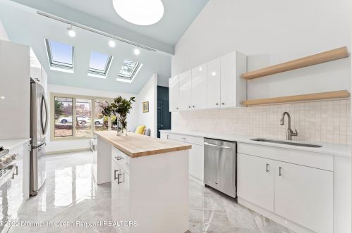 10 Mt Dr, Holmdel Village NJ  07733-1332 exterior