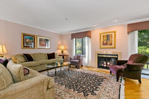 142 Stone Oaks Dr, Hartsdale NY  10530-1160 exterior
