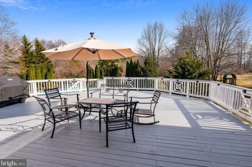 19228 Charandy Dr, Leesburg VA 20175-7215 exterior