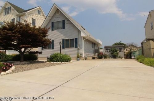 8 Rochester Dr, Bricktown, NJ 08723-7525