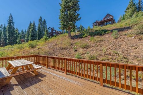 11550 Rhineland Ave, Truckee CA 96161-7070 exterior