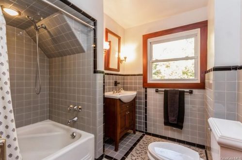 391 Kings Hwy, Valley Cottage NY 10989-1527 exterior